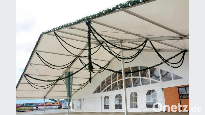Das 2000-Mann-Festzelt steht. Am Donnerstag, 12. September, ab 19 Uhr wird hier angezapft. Bild: Gabi Schönberger