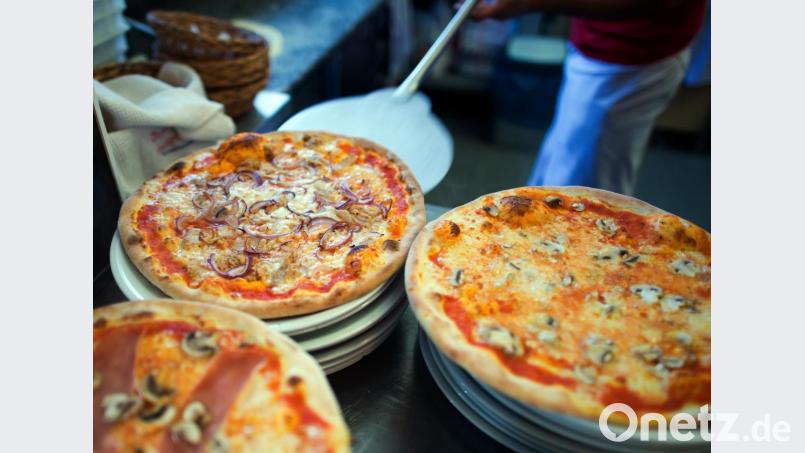 Pizzen auf Tellern. Dr. Oetker warnt vorm Verzehr der Thunfisch-Pizzen. Bild: Arno Burgi/dpa