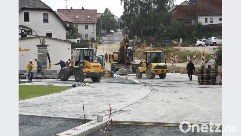 Der neue Dorfplatz wird gepflastert. Bislang war er hier nur eine Straße, künftig soll er auch tatsächlich als Platz genutzt werden, wünscht sich Bürgermeister Roland Strehl. Er könnte sich hier zum Beispiel einen Bauernmarkt vorstellen. Bild: Petra Hartl