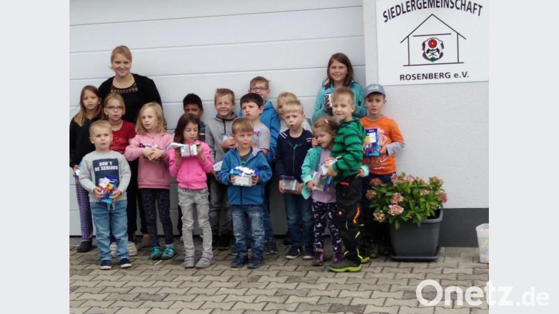 Das Mitmachen beim Ferienprogramm belohnen die Siedler mit kleinen Geschenken. Bild: gsh