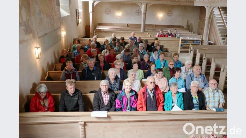 Die Teilnehmer in der St.-Martin-Kirche in Obermögersheim bei einer Andacht mit Pfarrer Matthias Ahnert. Bild: gru