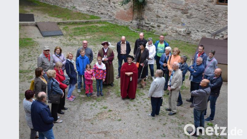 Alle Hände voll zu tun hatten die beiden Schlossführer am Tag des offenen Denkmals im Schloss Burgtreswitz. In historisch gekleideten Gewändern führten sie durch das über 800 Jahre alte Baudenkmal. Bild: gi