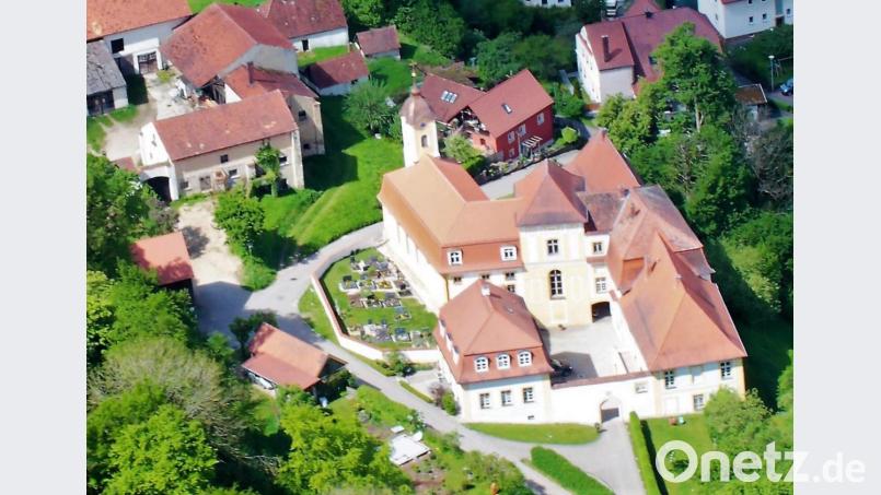 Ein Luftbild von 2017 präsentiert einen Überblick über das Gelände um die alte Ebermannsdorfer Schlosskirche (Johanneskirche) mit dem dazugehörigen Areal. Bild: wec