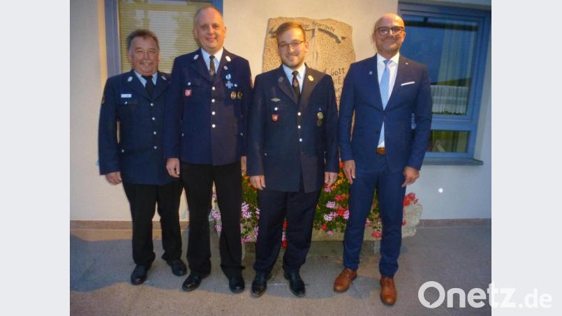 Kreisbrandmeister Konrad Hoch (links) und Bürgermeister Maximilian Beer (rechts) gratulierten dem Kommandanten Stefan Schmid und seinem Stellvertreter Thomas Fischer (Zweiter und Dritter von links) zur Wahl. Bild: mad