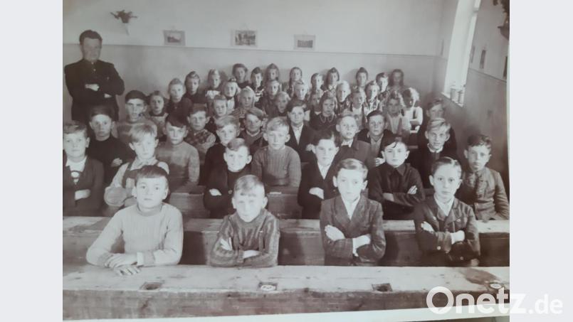 Klassenbild des Einschulungsjahrgangs 1945 in der dritten oder vierten Klasse mit Lehrer Josef Zankl. Bild: gis