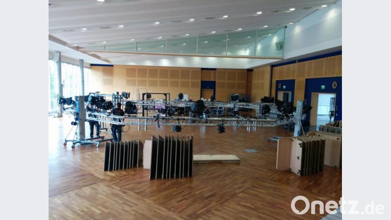 Insgesamt 30 Mitarbeiter des BR sind an der Sendung &quot;Jetzt-red-i&quot; beteiligt. In der Stadthalle Neustadt laufen die Arbeiten zum Aufbau der Arena auf Hochtouren. Insgesamt fünf Kameras werden während der Live-Übertragung im Einsatz sein. Bild: Bayerischer Rundfunk