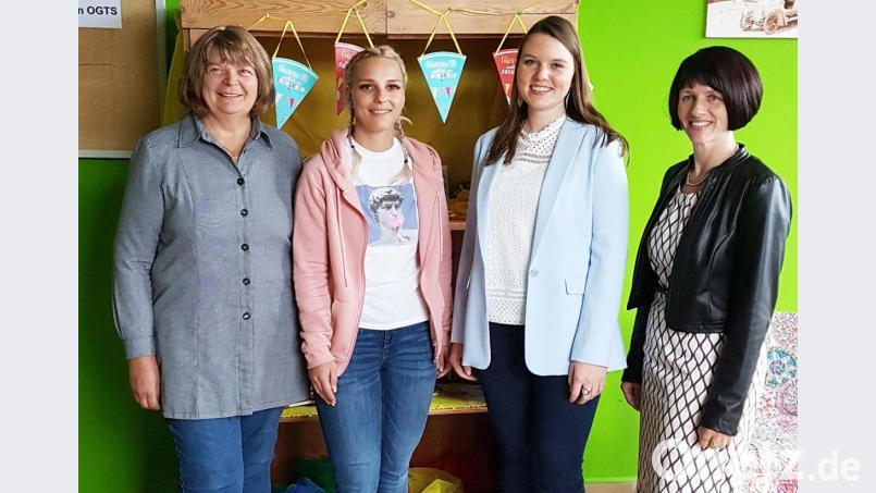Rektorin Andrea Wolfram (rechts) freut sich über die Neuzugänge und heißt (von links) die Lehrerinnen Marianne Sperber und Anna-Lena Grant-Lewis sowie Lehramtsanwärterin Franziska Graser an der Kirchenthumbacher Schule willkommen. Bild: ü