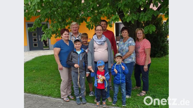 Die Verantwortlichen des GOV Thanstein zeichneten die Kinder mit den größten Bohnen aus. Bild: rkp