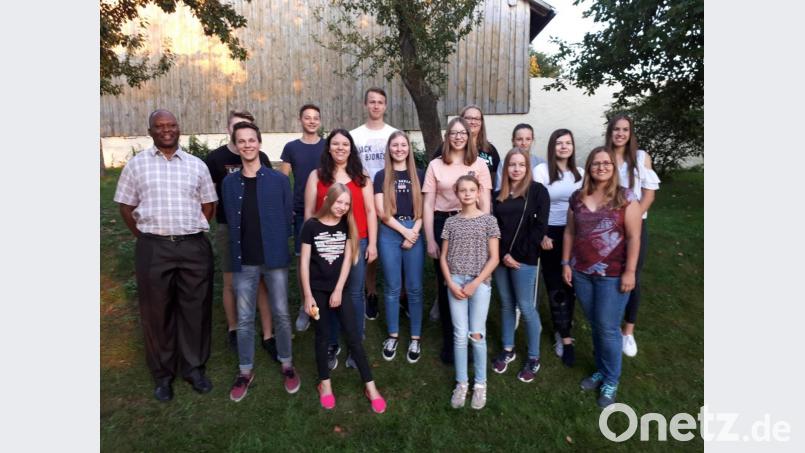 Das Bild zeigt die Ministrantinnen und Ministranten der Pfarrkirche Schmidgaden mit dem neuen Pfarrvikar Pater Robert Bahat Makanja aus Tansania. Bild: ral