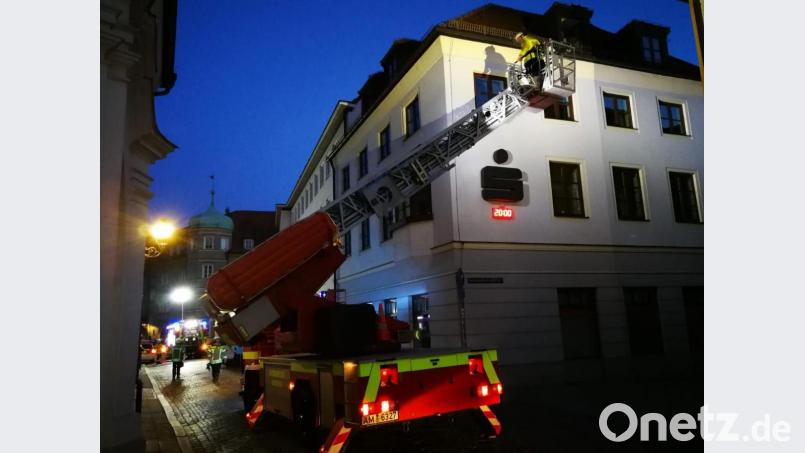 Dienstagabend, 20 Uhr: Die Drehleiter der Amberger Feuerwehr vor dem ehemaligen Stadtsparkasse-Gebäude in der Herrnstraße. Kein Ernstfall, sondern eine außergewöhnliche Übung. Bild: ass