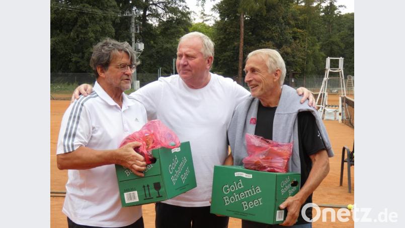 Pavel Podhaijsky (Mitte) von der Gastgeber-Seite versorgte die Partnervereine beim Abschied ausreichend mit Reiseproviant. Links im Bild Friedrich Wölfl von der Mitterteicher Delegation, rechts Eberhard Rudolph aus Radeberg. Bild: exb