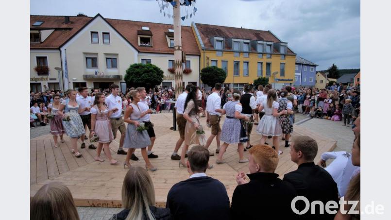 Die feschen Kirwapaare tanzen um den Baum vor großer Zuschauerkulisse. Bild: twi