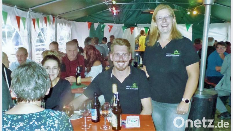 Volles Zelt, gute Stimmung bei den 300 Gästen und italienische Musik von DJ Stefan. Siedlerfreunde-Vorsitzende Alexandra Kurz (rechts) hat da gut lachen. Bild: jml