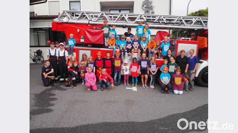 Ein spannender Tag für die Kleinen des Kinderferienclubs bei der Feuerwehr. Bild: stn