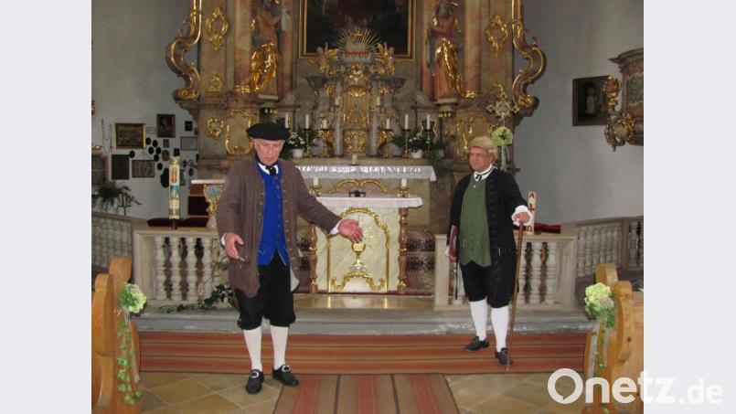 Bernhard Weigl (rechts) und Alfons Lebegern (links) lassen als Forstmeister Konrad Grösch und Zimmermann Jakob Näger die Geschichte des Wiederaufbaus von St. Moritz lebendig werden. Sie erhalten den Beifall der Besucher. Bild: sei