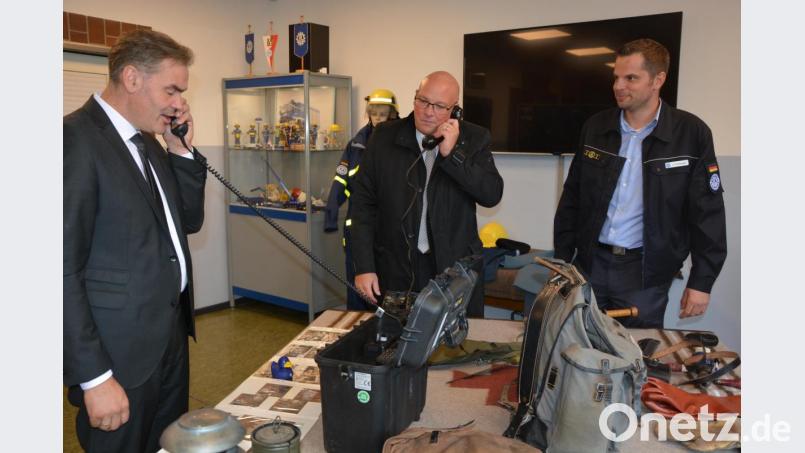 Oberbürgermeister Oliver Weigel (Mitte) und sein Bad Alexandersbader Bürgermeisterkollege Peter Berek (links) informierten sich bei THW-Ortsbeauftragtem Andreas Ernstberger, wie so ein Einsatz abläuft. Bild: jr