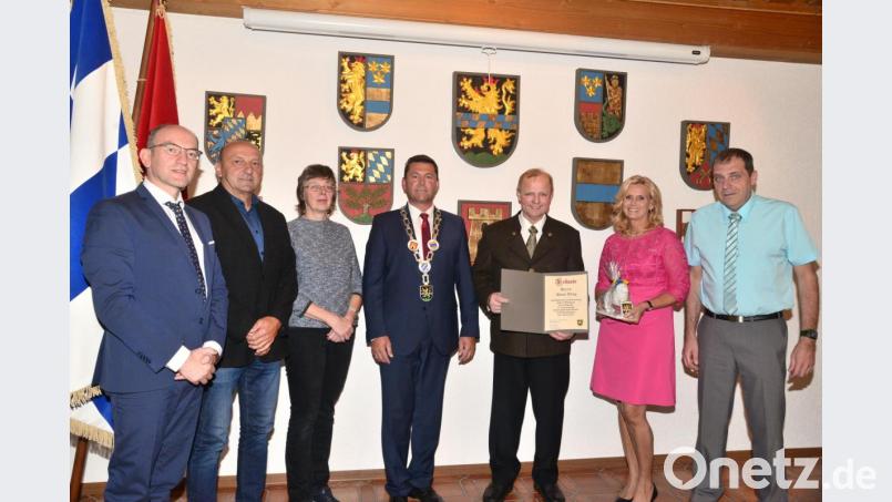 Hans Weig (mit Urkunde) wurde in der Stadtratssitzung am Dienstagabend aus dem Gremium verabschiedet. Für die Zusammenarbeit dankten Geschäftsleiter Günter Gschwindler, CSU-Fraktionsvorsitzender Josef Windirsch, FWG-Fraktionsvorsitzende Claudia Poxleitner, Bürgermeister Rainer Rewitzer (von links), SPD-Fraktionsvorsitzender Werner Ries und Zweite Bürgermeisterin Andrea Lang (von links). Bild: bey