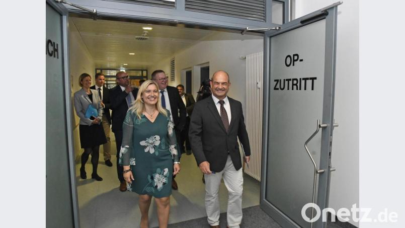 Gesundheits- und Pflegeministerin Melanie Huml macht einen Rundgang durch das Landesamt für Pflege, das vor einem Jahr in Amberg eröffnet wurde. Bild: Petra Hartl