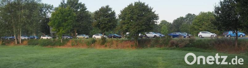 Endlos scheint die Autoschlange, die sich täglich ins Stadtgebiet Weiden bewegt. Bild: Bühner
