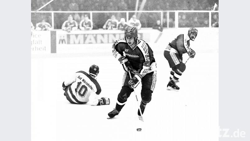 Roman Mucha (Bildmitte) eroberte 1991 die Herzen der ERSC-Fans im Sturm. In seinen beiden ersten Spielen für Amberg schoss er zehn Tore. Rechts ist Muchas slowakischer Landsmann Jozef Kovacik zu sehen. Bild: zig