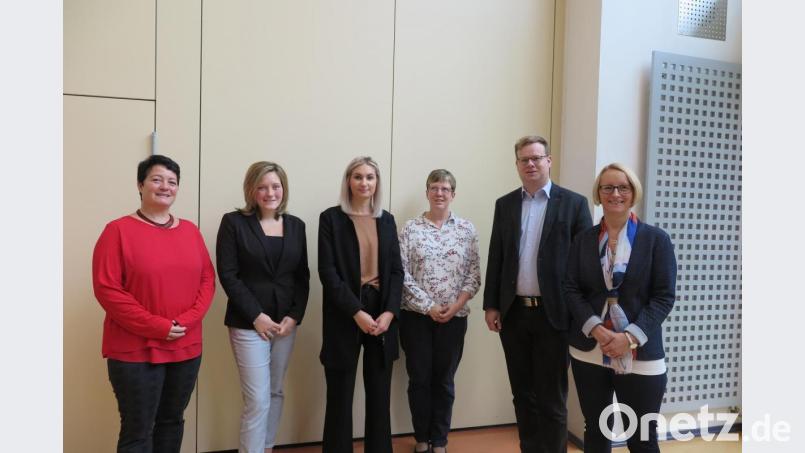 Rektorin Christine Wiesend (rechts) begrüßte Konrektorin Iris Eckert, Lehrerin Anna-Tatjana Heinl, Fachlehrer-Anwärterin Lina Reber, Religionslehrerin Monika Stahl und Pfarrer Thomas Kraus (von links). Bild: jzk