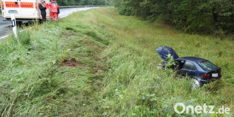 Der BMW landete unterhalb der Straße auf einer Wiese. Bild: Polizeiinspektion Sulzbach-Rosenberg