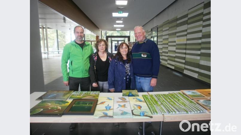 Seit Montag laufen in der Schwarzachtalhalle Aufbauarbeiten für die Internationale Ausstellung &quot;Ahoj 19 - Kunst und Natur&quot;, v.re. KVU-Vorsitzender Peter Wunder, Künstlerin Eva Felixová, Stadträtin Margot Weber und Petr Felix. Foto: agr Bild: exb