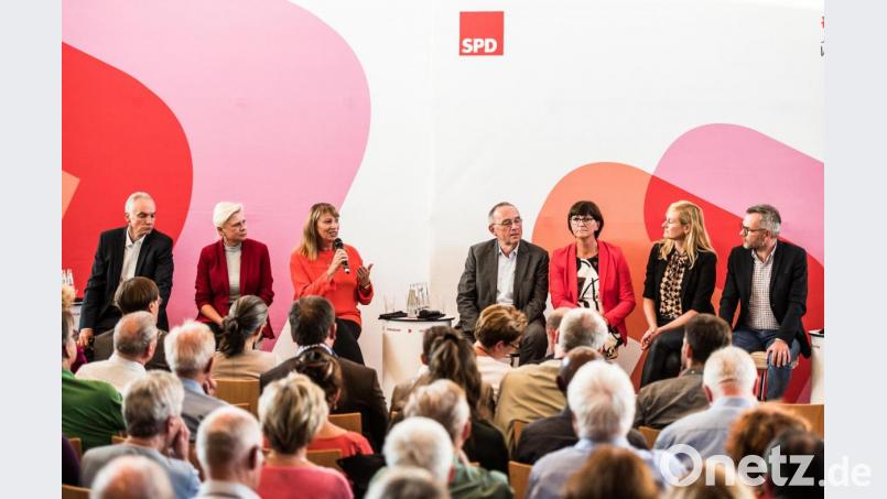 So oder so ähnlich wird es auch auf der Regionalkonferenz in Nürnberg am Donnerstagabend aussehen: Die Kandidatenpaare für den SPD-Vorsitz (von links) Dierk Hirschel und Hilde Mattheis, Petra Köpping (ohne Duo-Partner Pistorius), Norbert Walter-Borjans und Saskia Esken und Christina Kampmann und Michael Roth sitzen bei der Fragerunde auf dem Podium auf der Regionalkonferenz in Nieder-Olm. Bild: Andreas Arnold/dpa