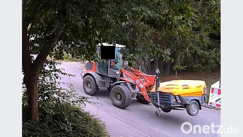 Die Kriminalpolizeiinspektion Regensburg sucht Zeugen für den Diebstahl eines Baggers. Bild: Polizei