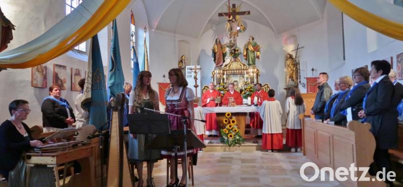 Pater Robin (rechts) spricht dem Zelebranten Pfarrer Christian Schulz, den Frauenbundabordnungen sowie den Stauber Moidln seinen Dank aus. Die männlichen Gottesdienstbesucher bezeichnet er als „gebenedeit unter den Frauen“. Bild: rha
