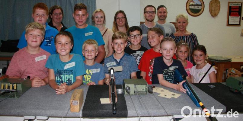 Elf Buben und Mädchen waren begeistert von der Schießolympiade, mit der sich der Schönhaider Schützenverein „Fortuna 1910“ am Ferienprogramm beteiligte. Bild: wro