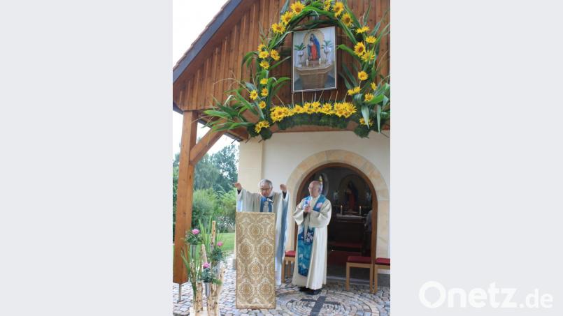 Pfarrer Manfred Wundlechner beim Schlusssegen. Bild: lk