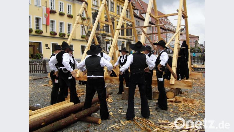 Die Gäste aus Sachsen zeigten, was ein „Zimmermannsklatsch“ ist. Bild: gjb