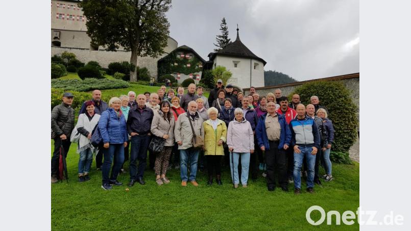 Auf der Burg Hohenwerfen bei Salzburg stellten sich die Teilnehmer zu einem Erinnerungsfoto zusammen, nachdem sie zuvor die spannenden Flugvorführungen der Falken, Adler und Geier des historischen Falkenhofs beobachteten. Bild: dob