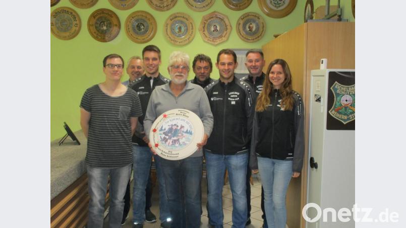 Das Retroschießen 2019 gewann Franz Haider (Vierter von links) mit einen 119-Teiler. Es gratulierte unter anderem Schützenmeister Reinhard Reis sen. (Zweiter von links). Bild: slh