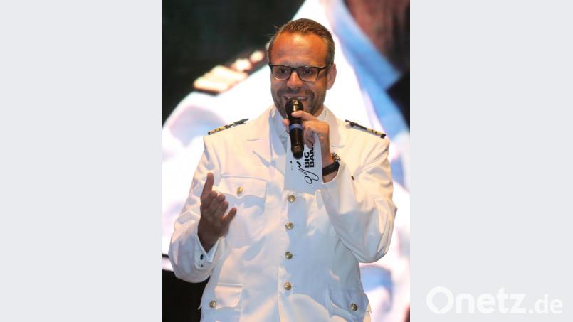 Die Big Band der Bundeswehr gastiert in Fensterbach zum 900-jährigen Jubiläum mit einem Vom Rang her Kapitänleutnant, seit Jahren aber unterwegs als Manager und Conferencier der Big Band: Johannes M. Langendorf war begeistert vom Publikum und stellte ein Wiedersehen in Aussicht. Bild: Gerhard Götz