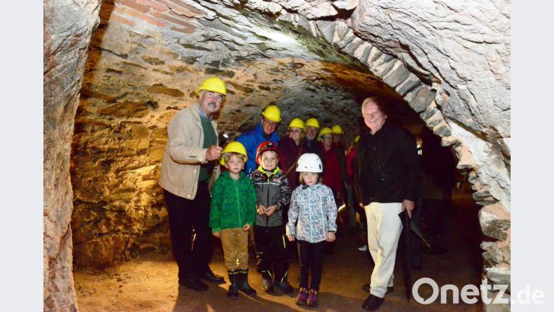 Bürgermeister Karl-Heinz Preißer (links) und Archtiekt Josef Schöberl (rechts) erklären den Besuchern die Arbeitsvorgänge bei der Sanierung und Restaurierung der Bierkeller am Koppelberg. Bild: bey
