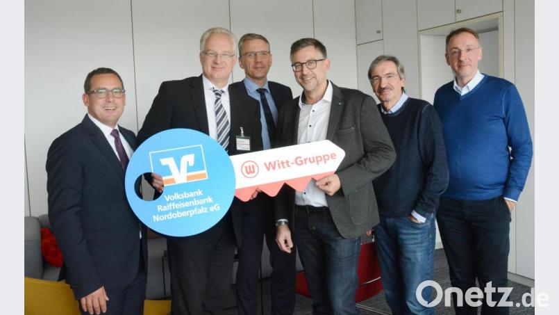 Der Mietvertrag ist unterzeichnet, die Schlüssel übergeben: (von links) Thomas Ludwig, Bernhard Wolf, Rainer Lukas (alle Volksbank Raiffeisenbank Nordoberpfalz eG), Werner Bodensteiner, Wolfgang Jess und Jürgen Angstmann (alle Josef Witt GmbH). Bild: Gabi Schönberger