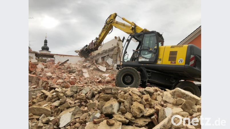 Der Bagger leistet beim Abbruch ganze Arbeit. Bild: exb