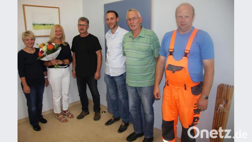Neue Mitarbeiter wurden vorgestellt, langjährige verabschiedet. Im Bild – von links: Marie Höcht, Carmen Höfer, Bürgermeister Wolfgang Braun, Florian Heindl, Ernst Tippmann und Rainer Kellner, der sich als Fachkraft für Wasserversorgung ausbilden ließ. Bild: wro