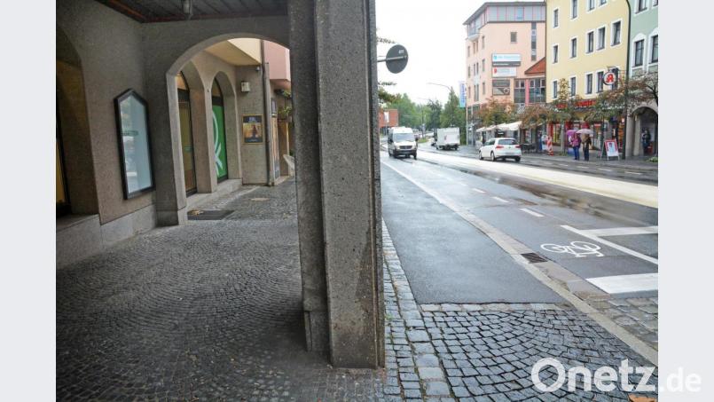 Der Bürgersteig (Mitte) war mal als Radlweg geplant und gebaut. Er ist immer noch asphaltiert, während der ursprüngliche Fußgängerbereich gepflastert ist. Als Radweg dürfte er aufgrund seiner geringen Breite heute auch nicht mehr ausgewiesen werden. Rechts daneben der neu abmarkierte Radlerschutzstreifen. Bild: Gabi Schönberger