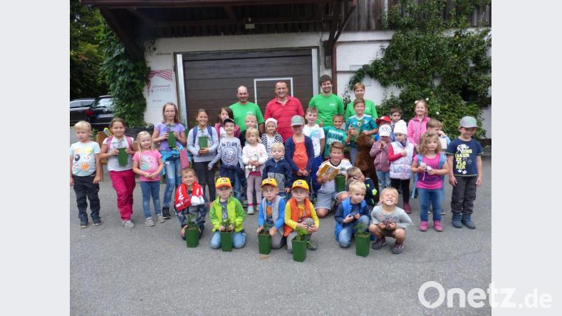 Bernhard Kammerer, Bürgermeister Anton Kappl, Johannes Kammerer und Ingrid Kammerer (hinten, von links) beschenken die Mädchen und Buben, die am Ferienprogramm teilnahmen. Bild: sl