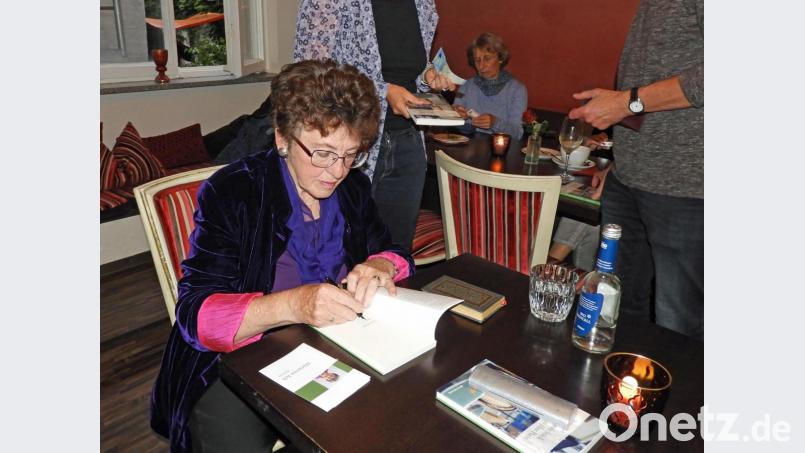 Das neueste Buch der Autorin Marianne Ach erfreut sich bei der Lesung im Café „Le Père“ großer Beliebtheit. Viele der Besucher lassen sich ein Exemplar von der gebürtigen Eslarnerin signieren. Bild: Winkler
