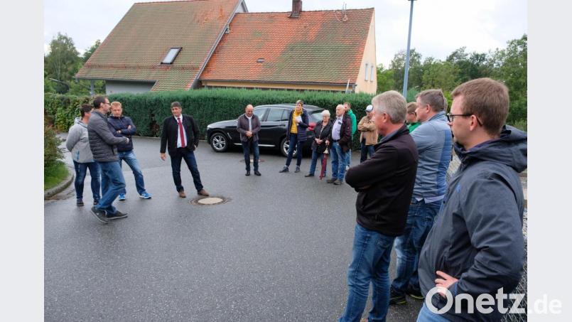Als &quot;überflüssig wie ein Kropf&quot; beurteilen Anlieger und Bauausschuss bei einem Ortstermin die Grüninseln in der Sackstraße &quot;Steinäckerweg&quot; in Bruckendorfgmünd. Entsprechend einstimmig beschließt der Bauausschuss die Asphaltierung der &quot;grünen Hindernisse&quot;. Beschlossen wird zudem ein Verkehrsspiegel im Kurvenbereich der Straße. Bild: do