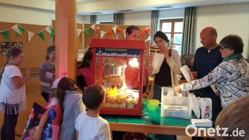 Gemeinsam kümmern sich (von rechts) Irmgard Bótha, Johannes Zeug, Vera Stahl und Rudolf Grundler junior um den Betrieb der eigenes beschafften Popcorn-Maschine. Bild: fjo
