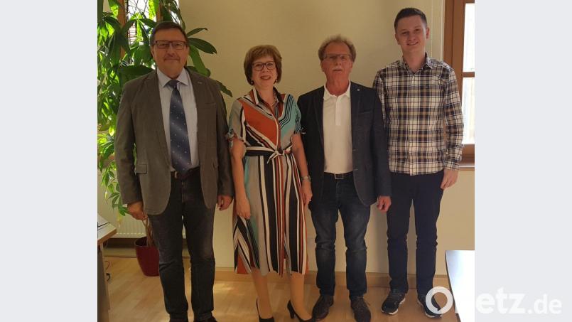 Seit vier Jahrzehnten war und ist Veronika Thumbeck als Verwaltungsfachangestellte in Kirchenthumbach und Pressath tätig. Zu diesem Dienstjubiläum gratulieren ihr (von links) Geschäftsstellenleiter Josef Stock, Gemeinschaftvorsitzender Werner Walberer und Personalrat Oliver Schäffler. Bild: xs