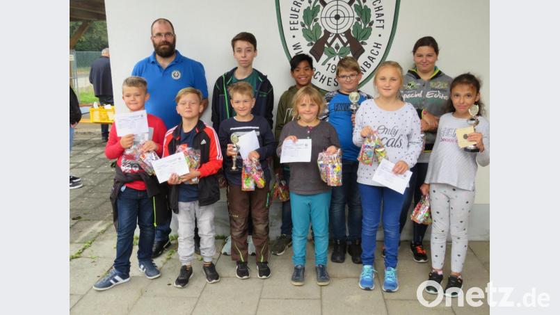 Vorsitzender Markus Bachmeier überreicht Pokale an die drei Besten. Für alle gibt&#039;s eine kleine Tüten mit Süßigkeiten. Bild: adj