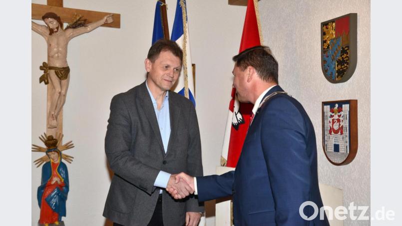 Bernhard Piehler (links) wird als neues Stadtratsmitglied von Bürgermeister Rainer Rewitzer nach Ablegung des Eides per Handschlag willkommen geheißen. Bild: bey