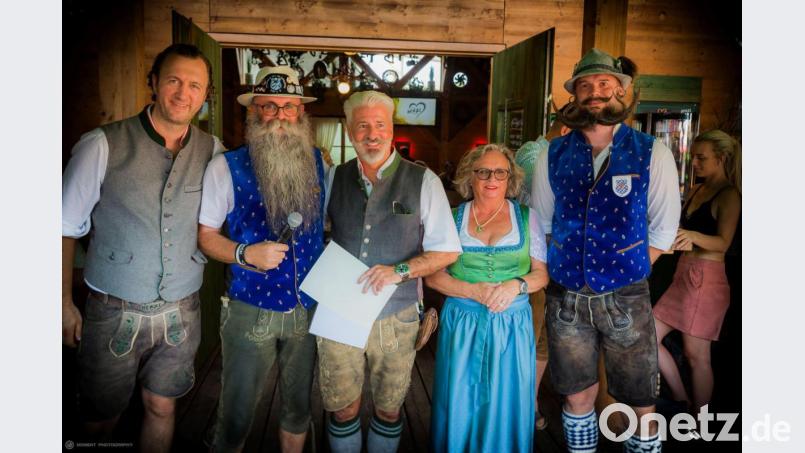 Bei der Siegerehrung der 1. Regensburger Dult-Bartmeisterschaft (von links): Gastgeber Peter Artmann („Artmann’s Herzl“), Moderator und Bartclub-Präsident Willi Preuß, Sieger Uwe Simon aus Regensburg, Kassenwartin Lisa Preuß und Christian Feicht, der designierte Nachfolger von Willi Preuß als Präsident. Bild: Daniel Bielmeier/exb