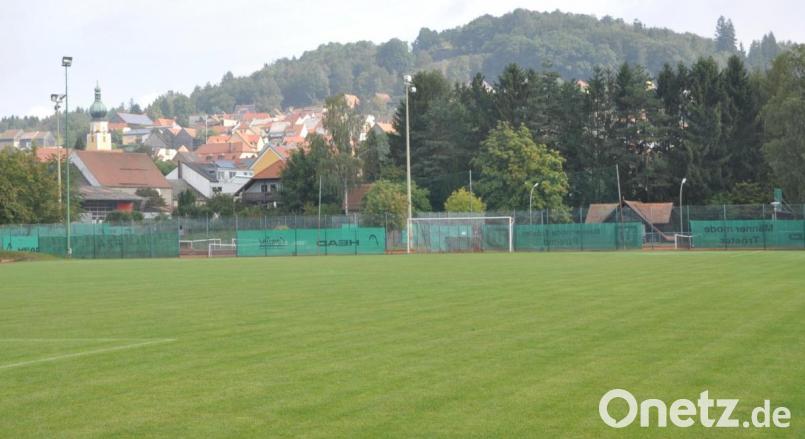 Die Sportanlagen mit einem schönen Blick auf Tännesberg, im Vordergrund ein Ausschnitt vom großen Sportplatz, dahinter vier Sandplätze mit dem Tennisheim. Bild: es